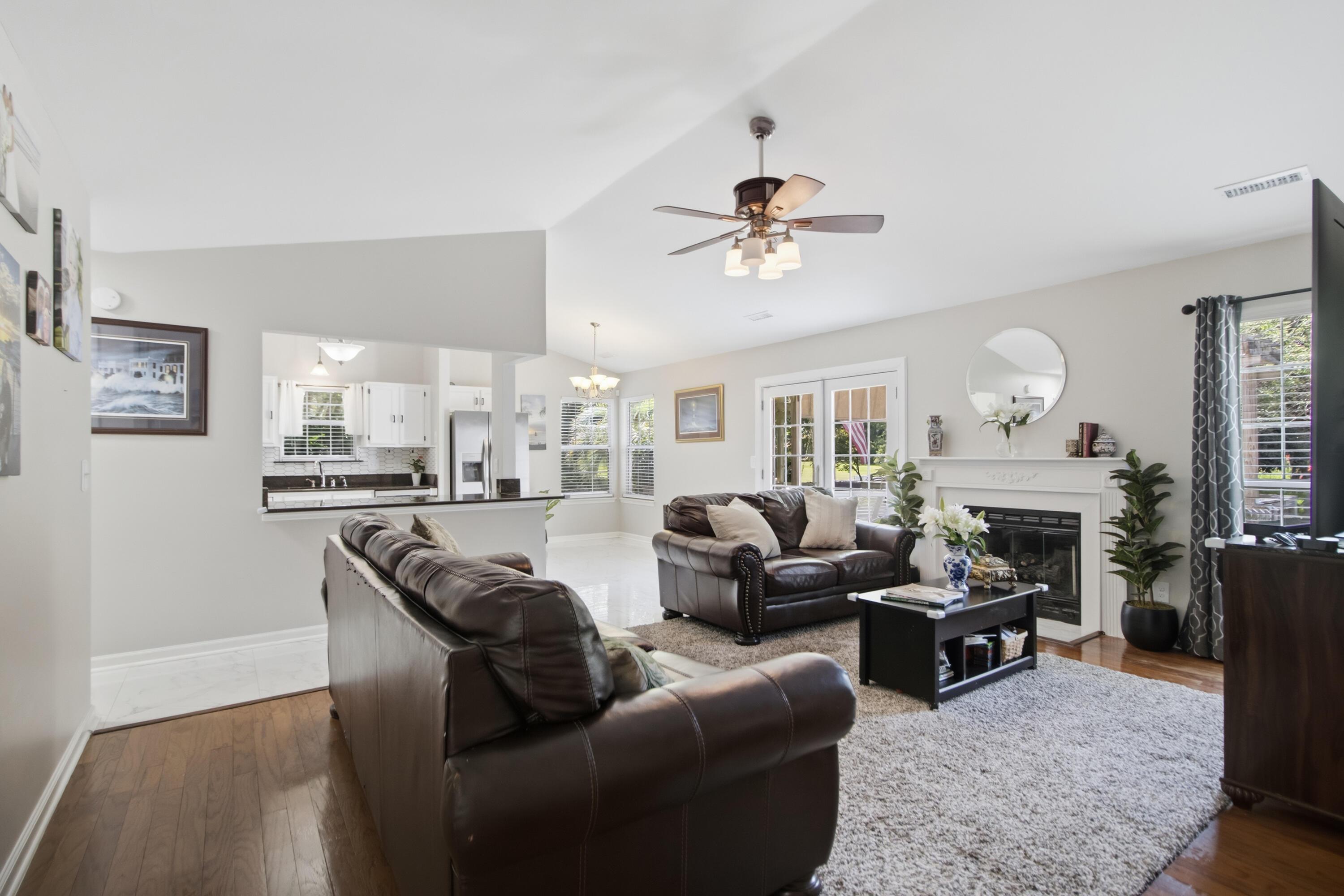 Image 4: Living Room