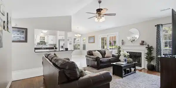 Image 4: Living Room