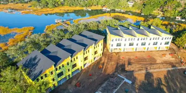 Image 4: 10 luxury townhomes