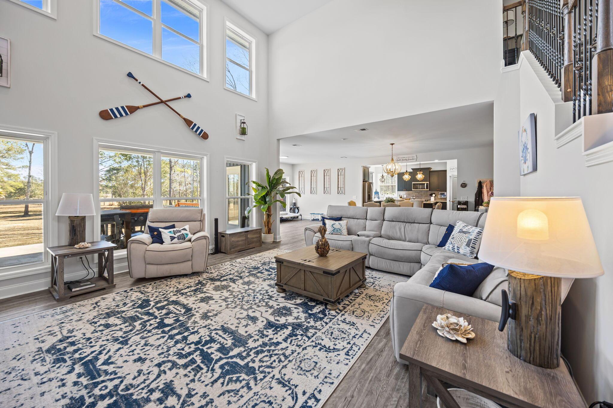 Image 3: Spacious living area