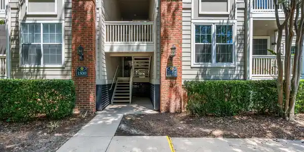 1600 Long Grove