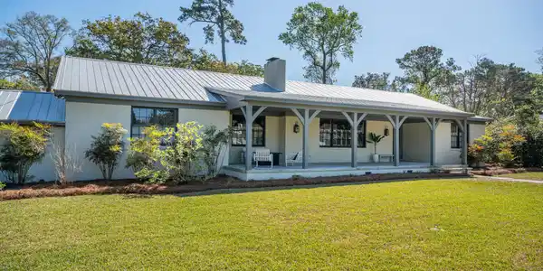 957 Lakeview Drive