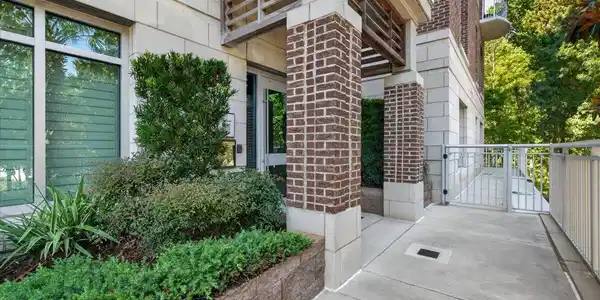 Image 3: Entry