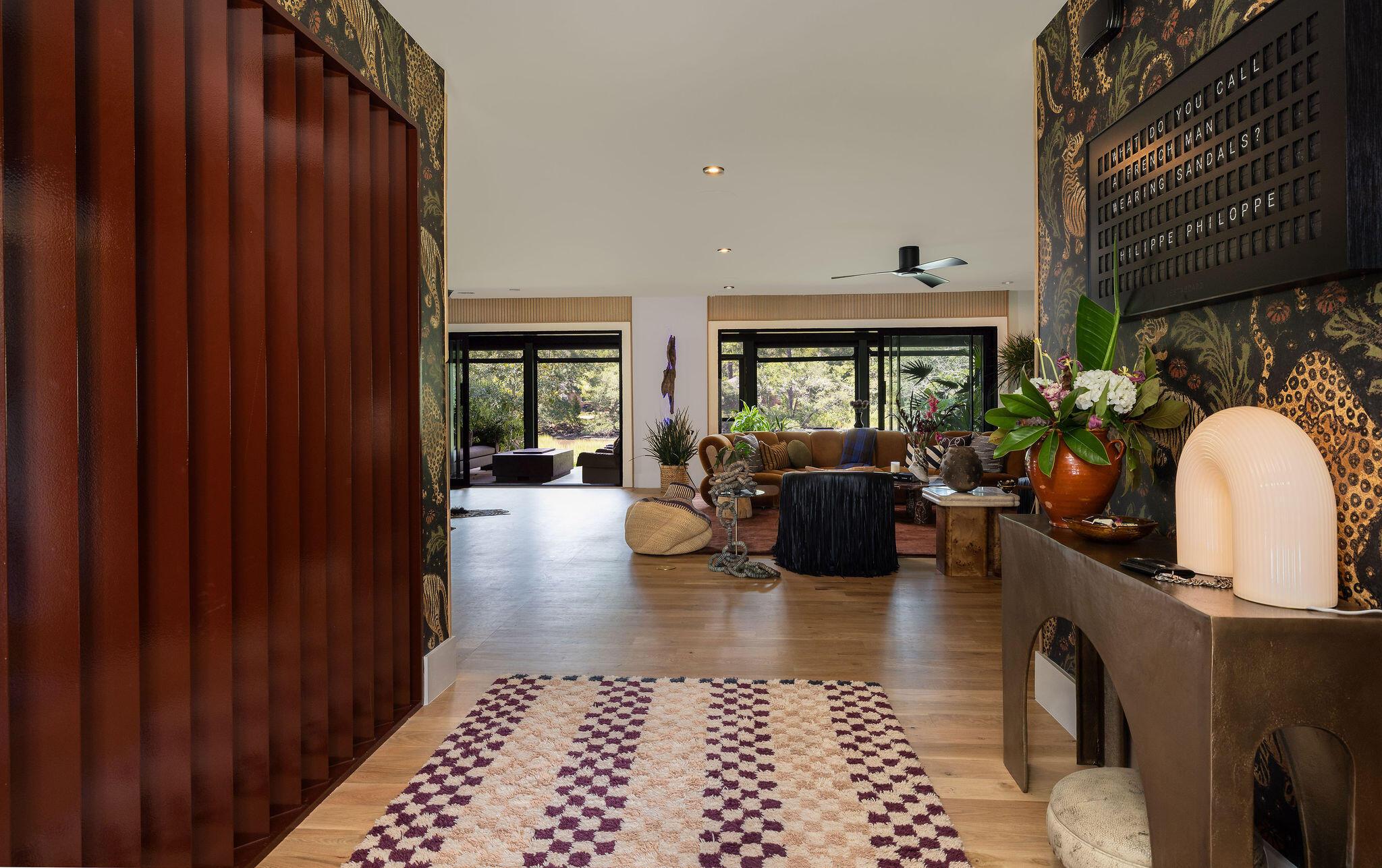 Image 4: Foyer