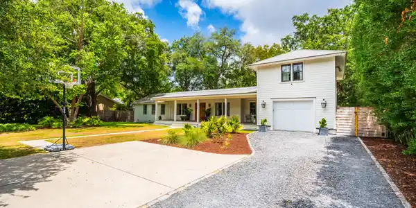 Image 2: 1035LakeviewDr-KeenEyeMarketing-002