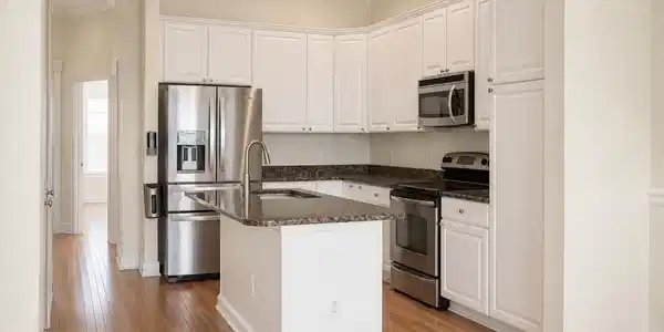 Image 4: Kitchen