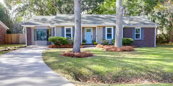 11 Paddlecreek Avenue