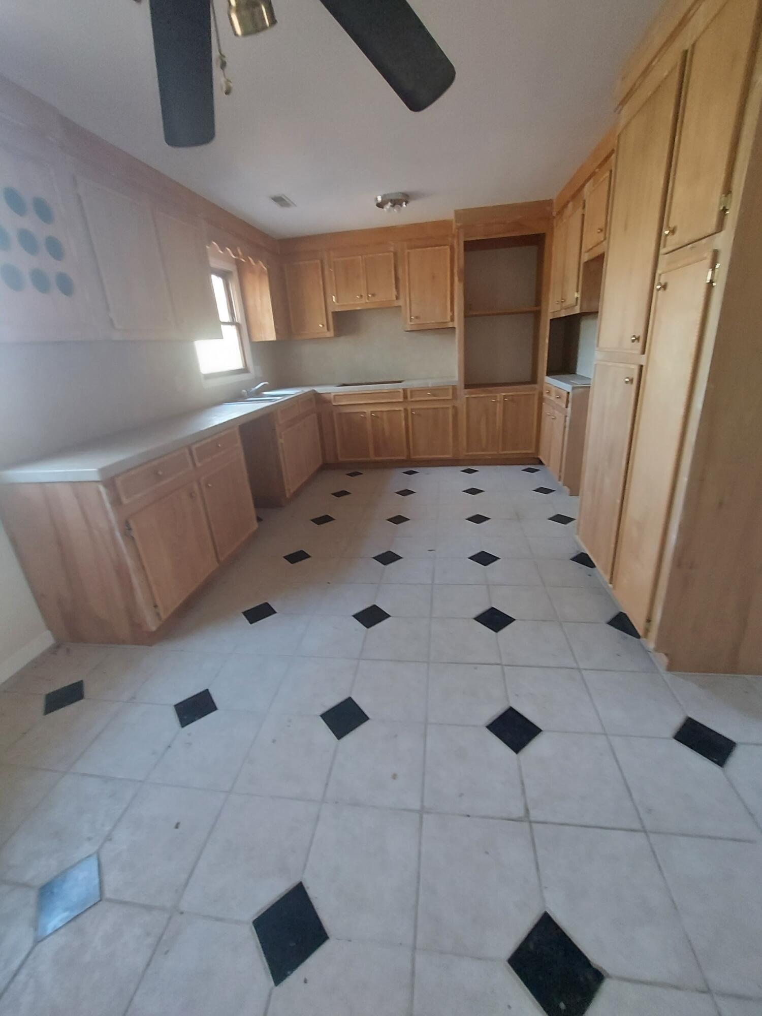 Image 2: Kitchen