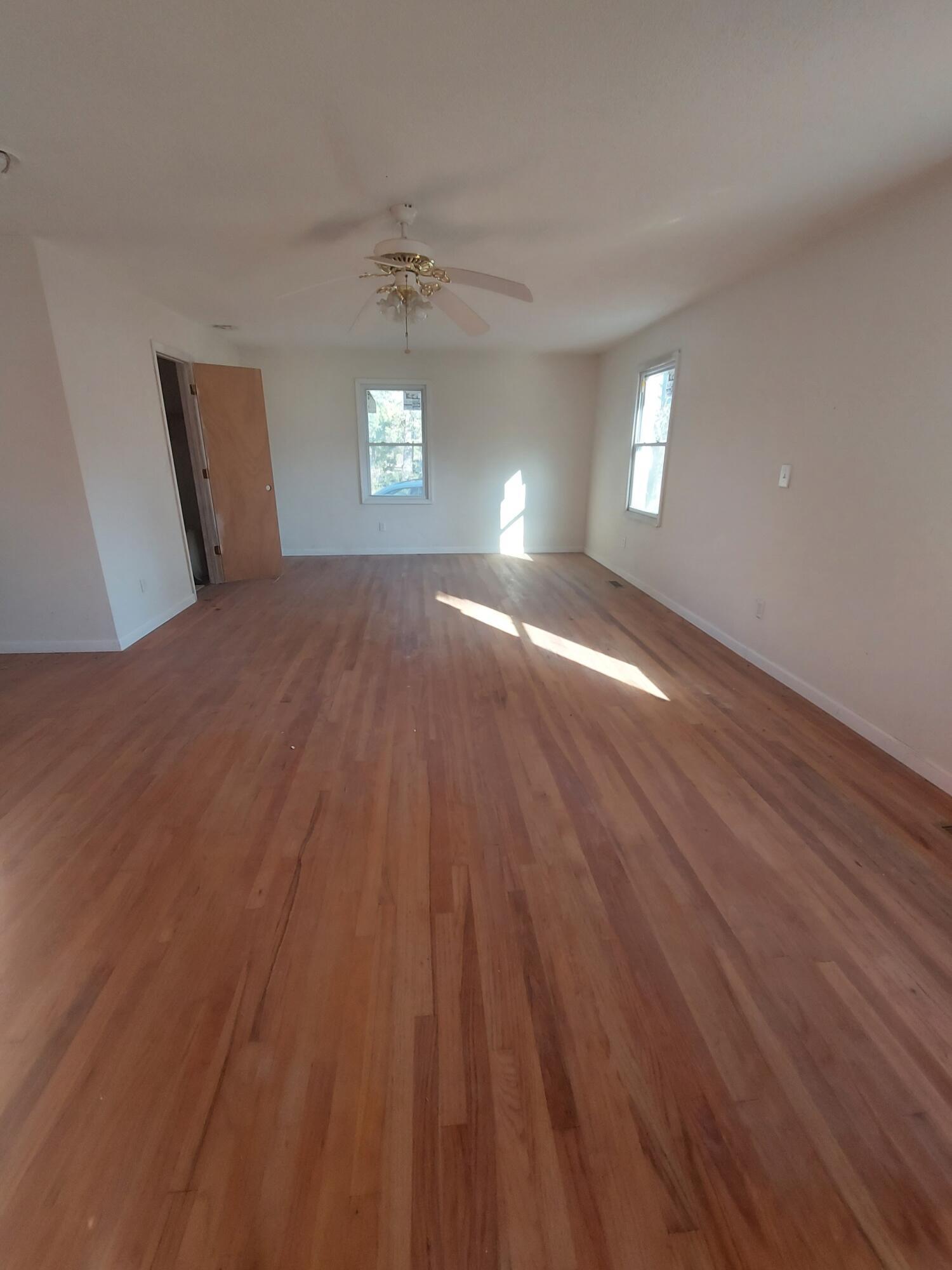 Image 4: Master Bedroom