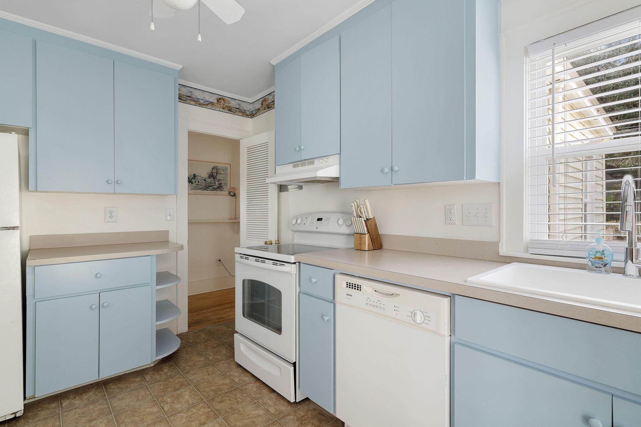 Image 4: 30-web-or-mls-030-2128GoldviewDr-Charles