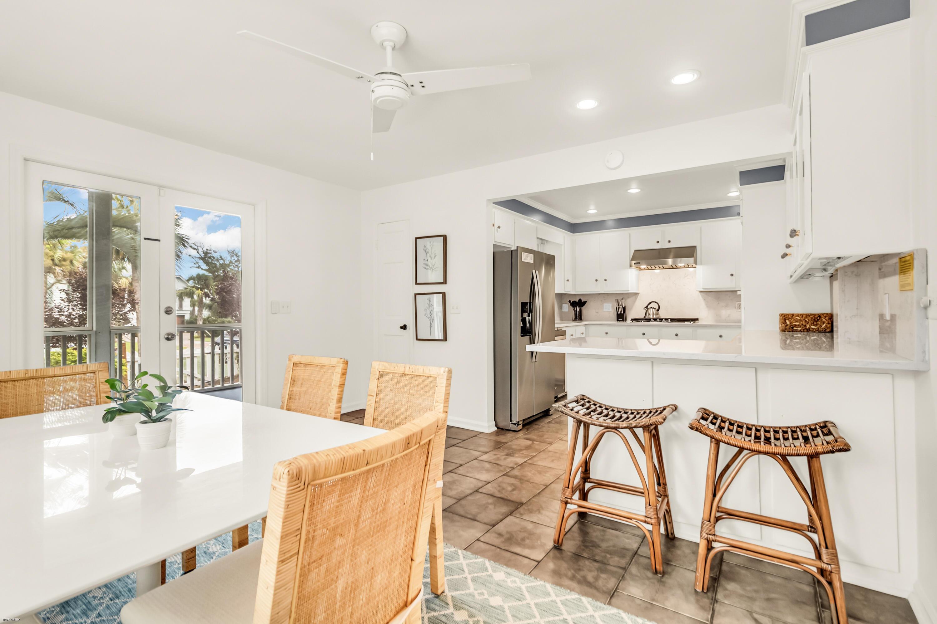 Image 4: Bar & Breakfast Nook