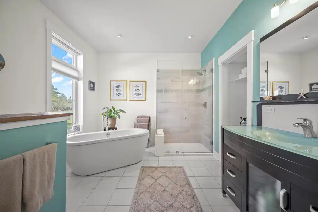 Image 1: Primary Ensuite 4