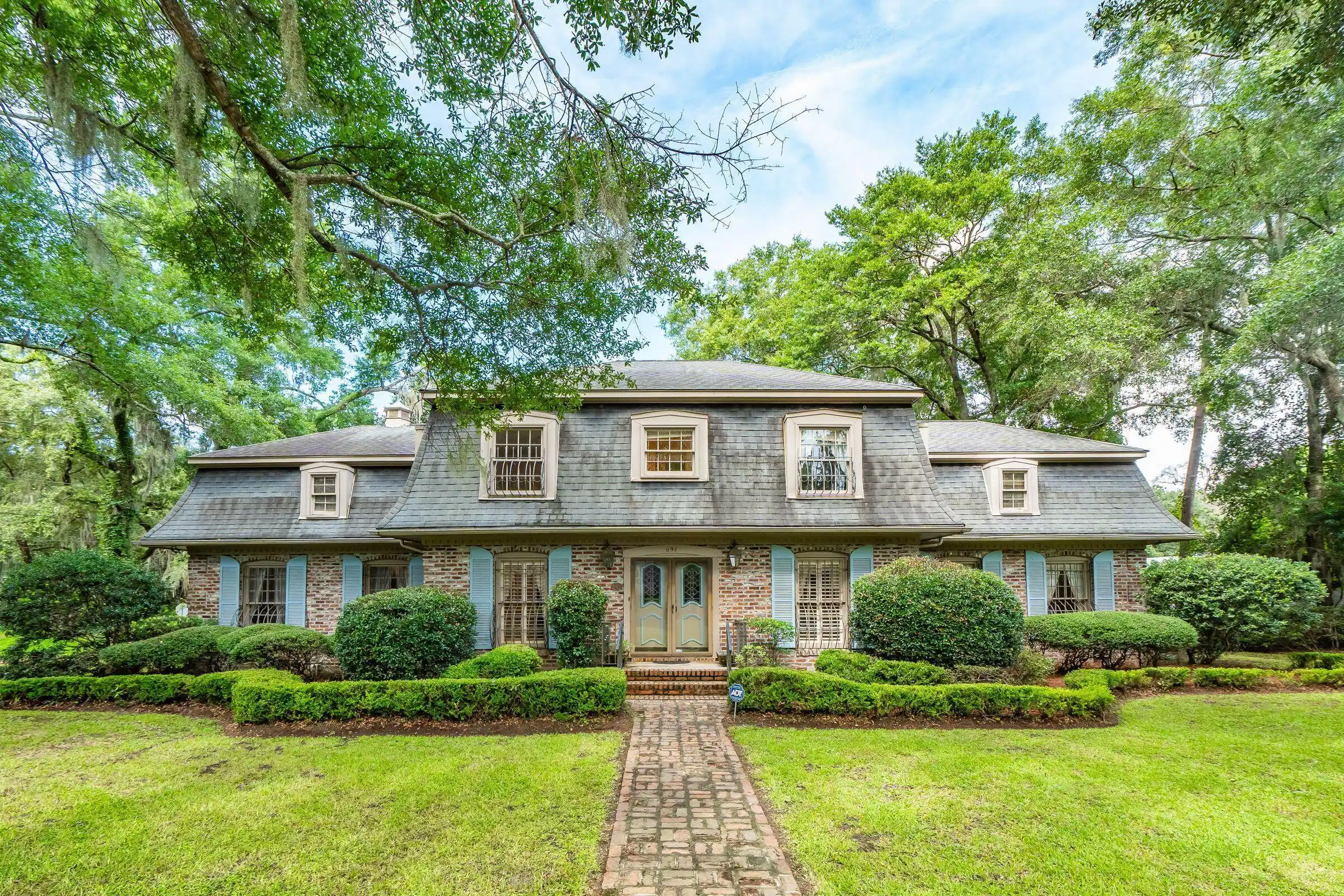 Image 1: 691DobesterAve-KeenEyeMarketing-093