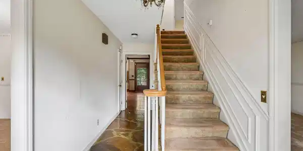 Image 4: 691DobesterAve-KeenEyeMarketing-010