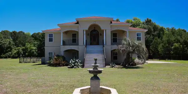 Image 2: 04_exterior-front_3G4A8480