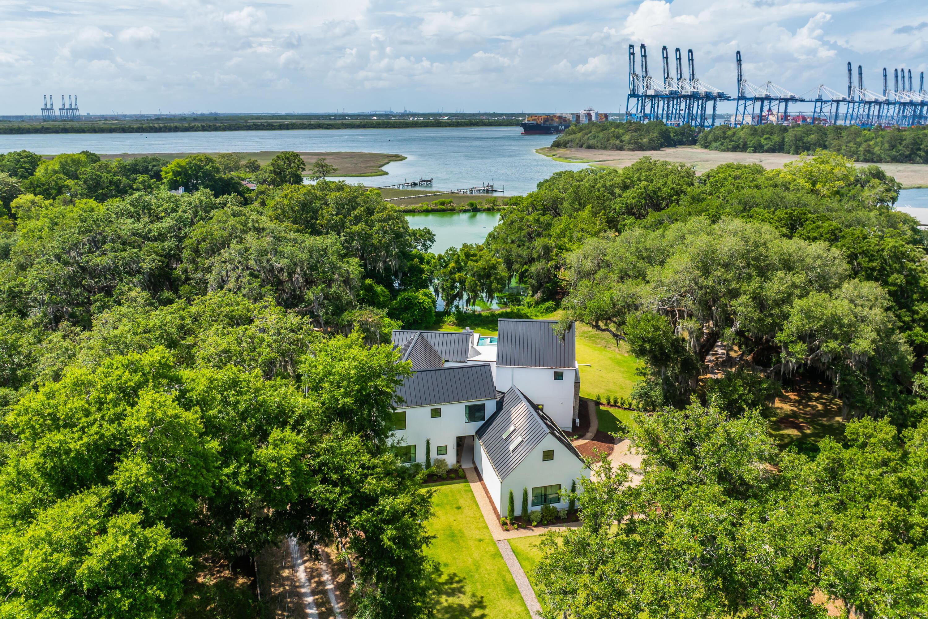 Image 3: Amazing Waterfront Location