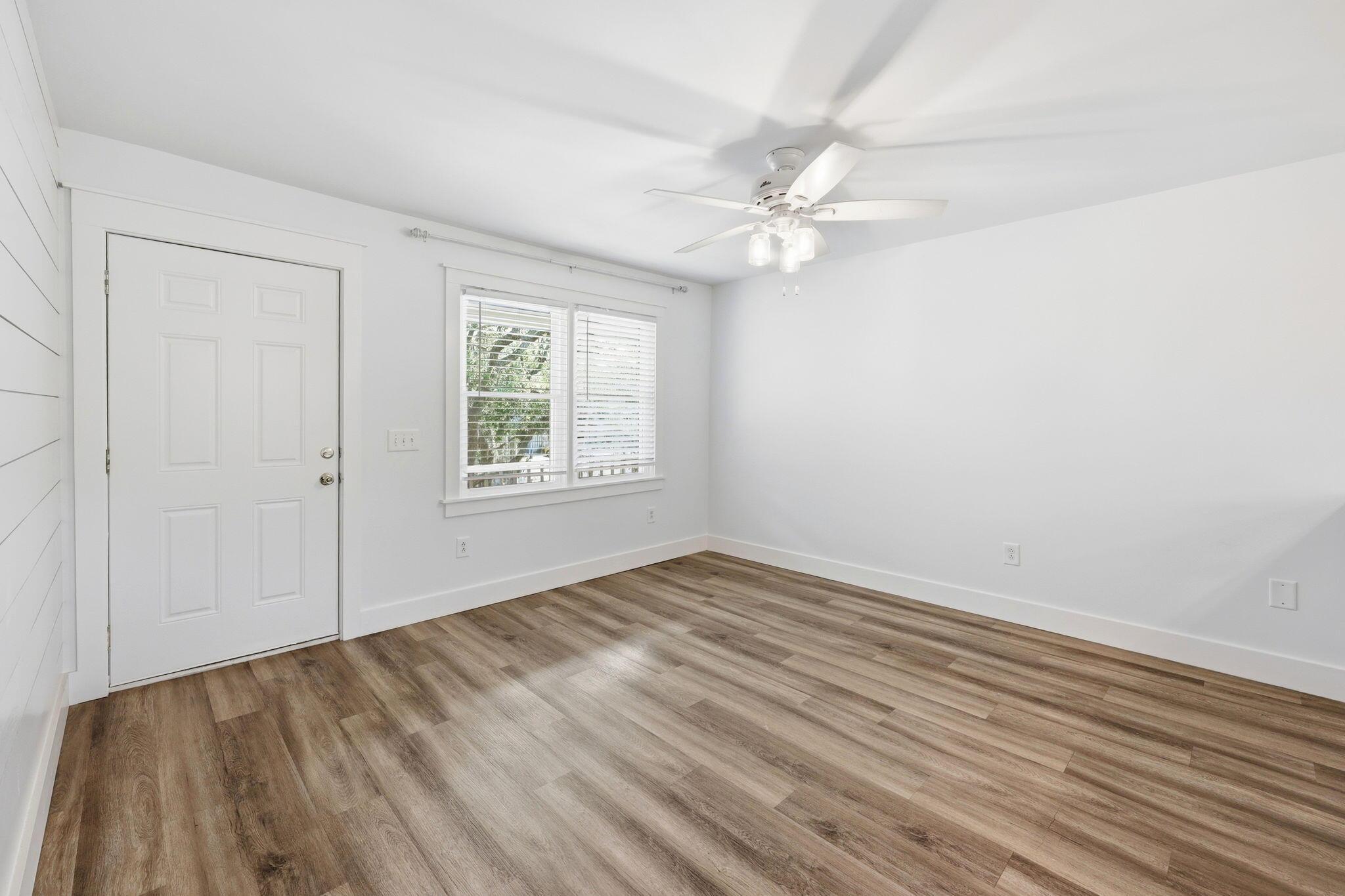 Image 3: Bright Living Space