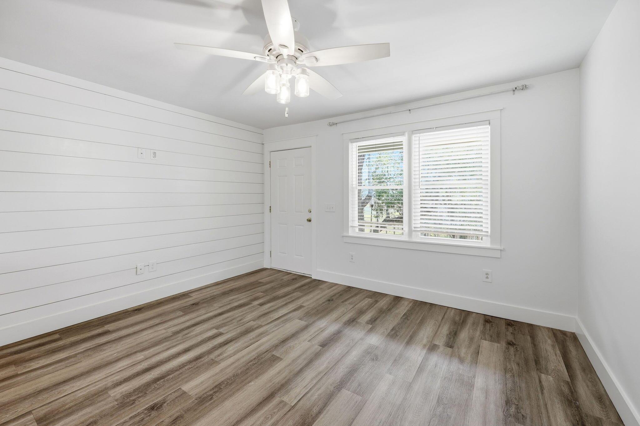 Image 4: Spacious Living room