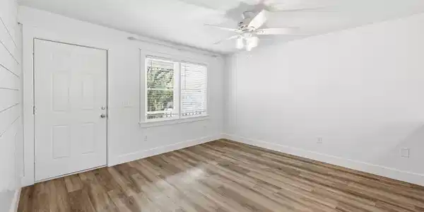 Image 3: Bright Living Space