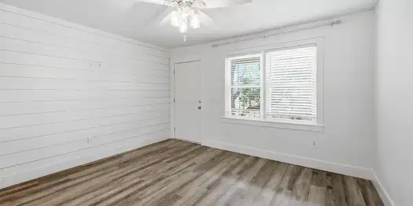 Image 4: Spacious Living room