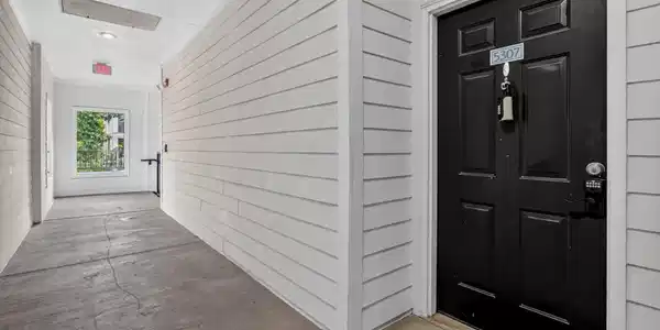 Image 3: 3rd floor end unit
