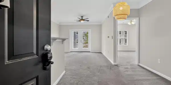 Image 4: Front entry way