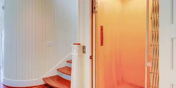 Image 4: Elevator to all 3 floors