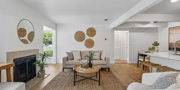 Image 4: Spacious and Bright Living