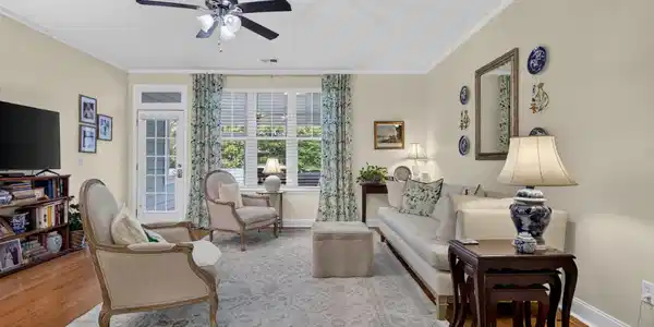 Image 3: Living Room
