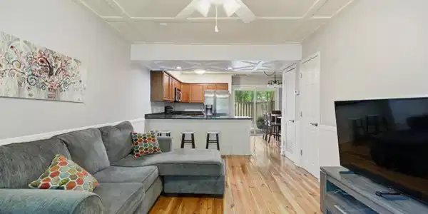 Image 4: Living Room