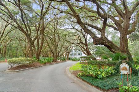 60 Fenwick Hall Allee