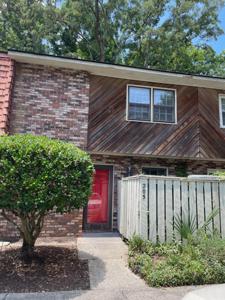 205 St Charles Court