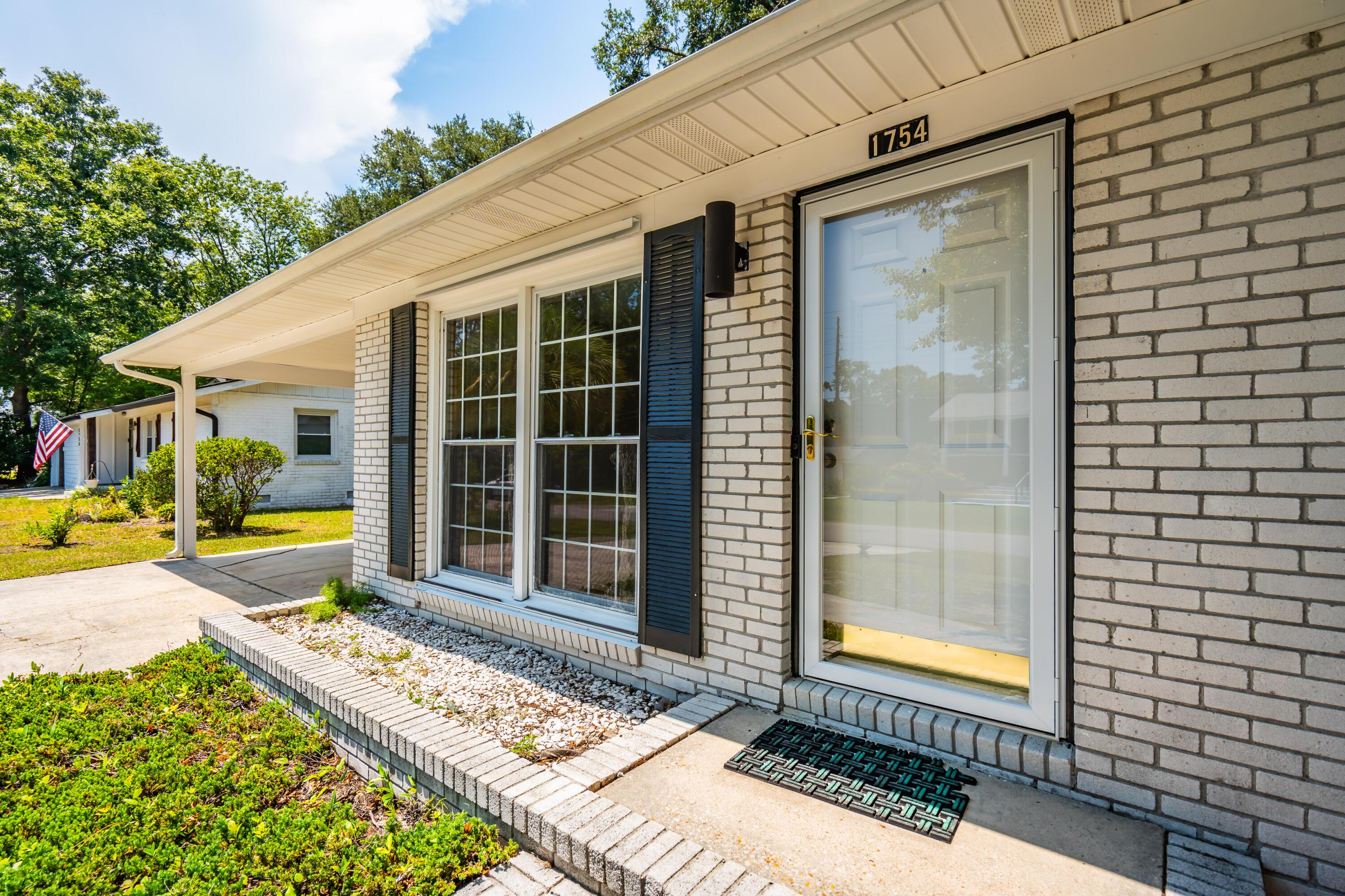 Image 2: 1754PittsfordCir-KeenEyeMarketing-008