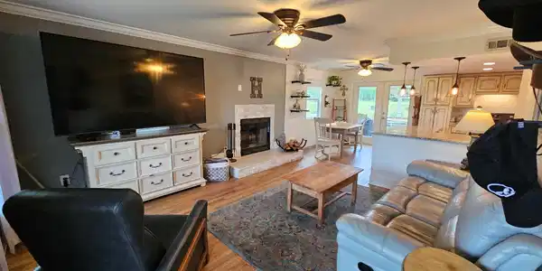 Image 4: Living room-dining room view