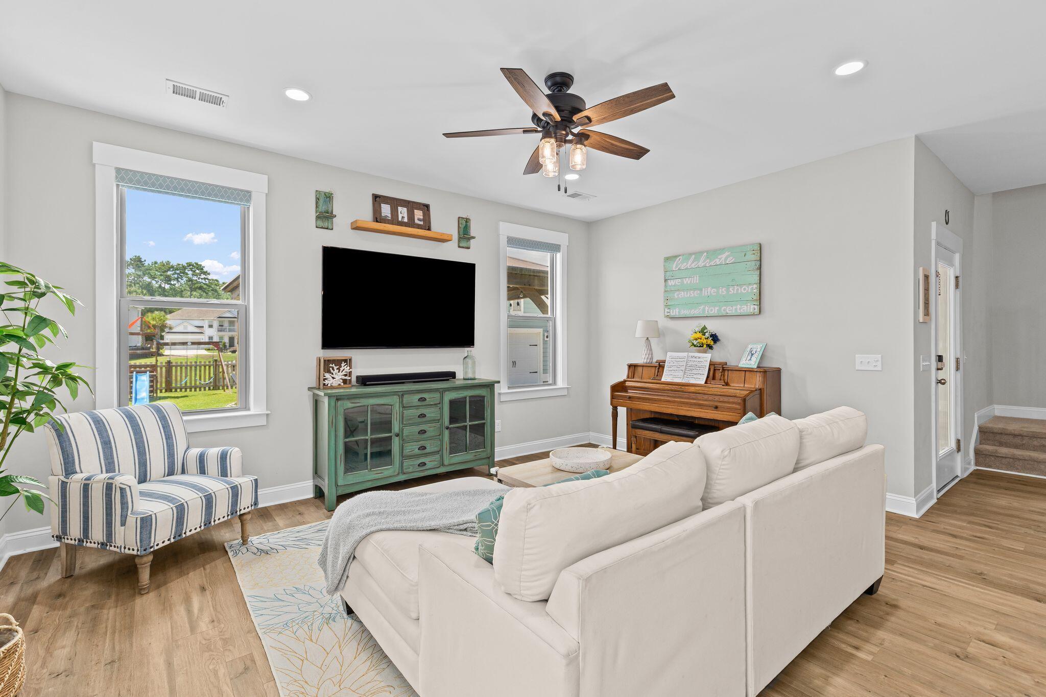 Image 4: Living Room