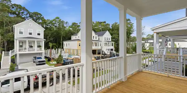 Image 2: FULL FRONT PORCH
