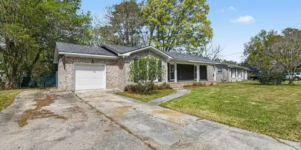Image 4: Driveway & Garage