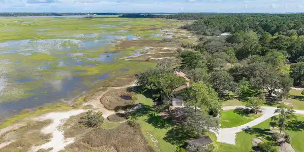 Image 4: 39-web-or-mls-2450 Kemway Rd - Coastal R