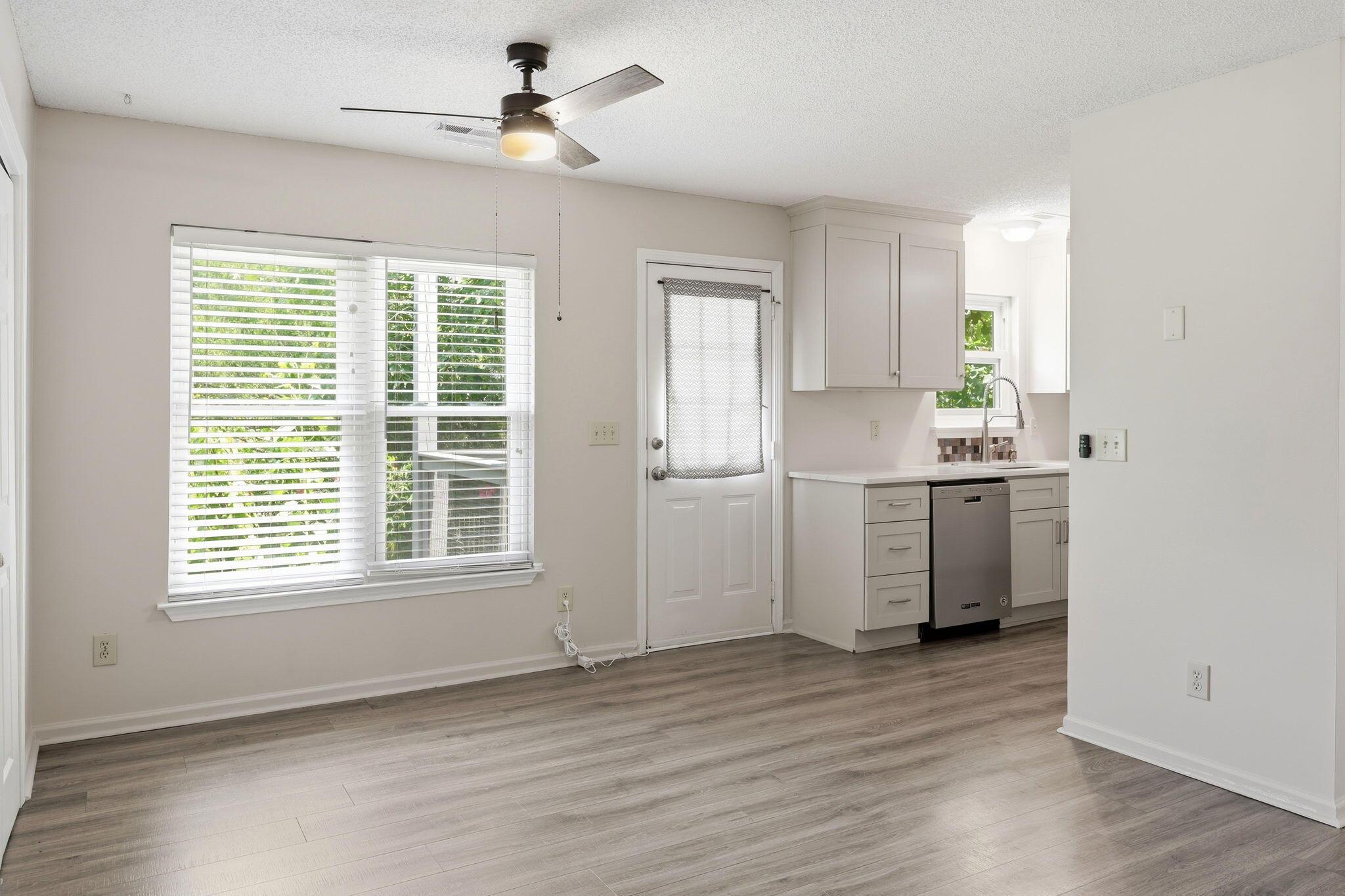 Image 4: Dining/Kitchen
