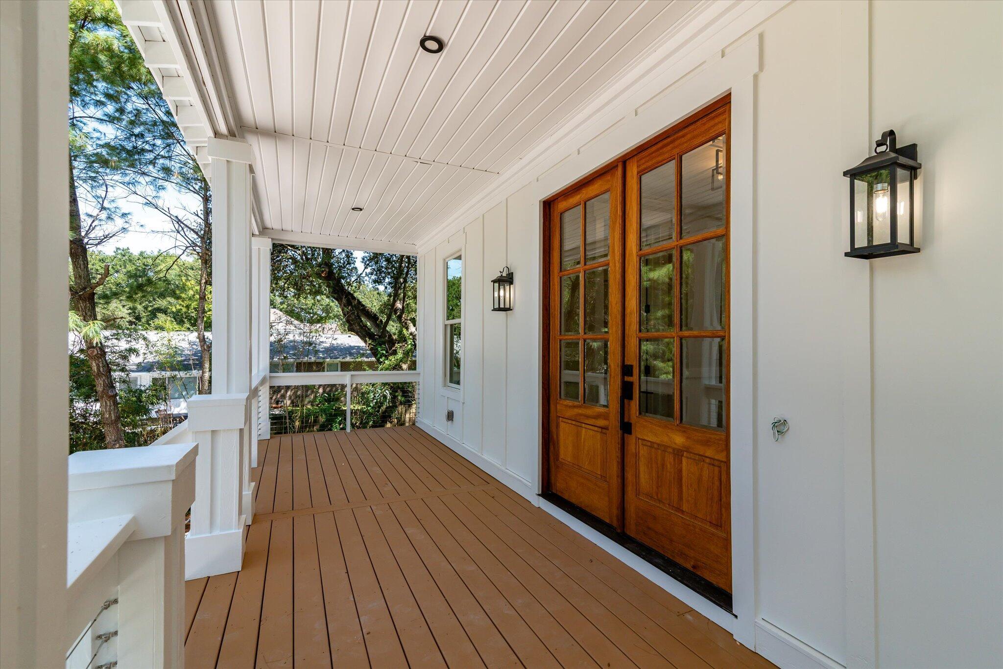 Image 4: Front entry