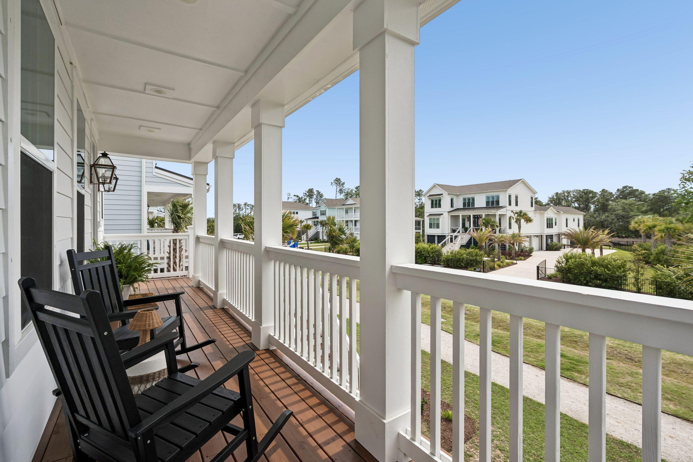 Image 3: Welcoming Front Porch