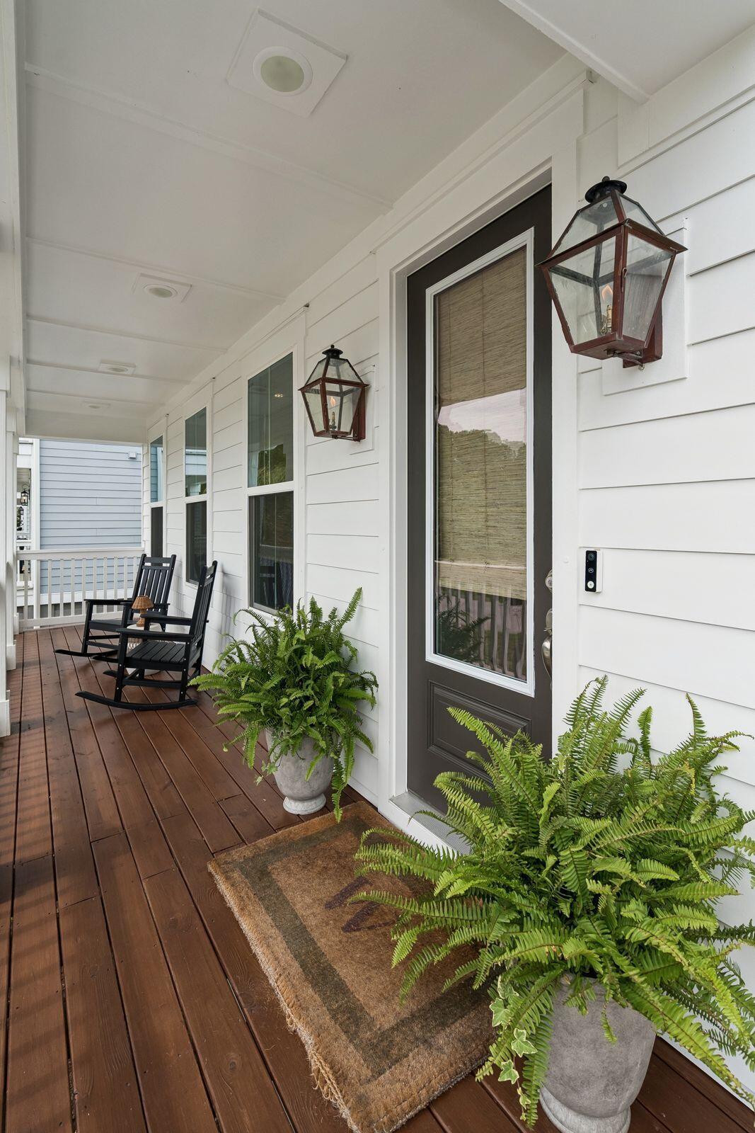 Image 4: Front Porch with Gas Lanterns