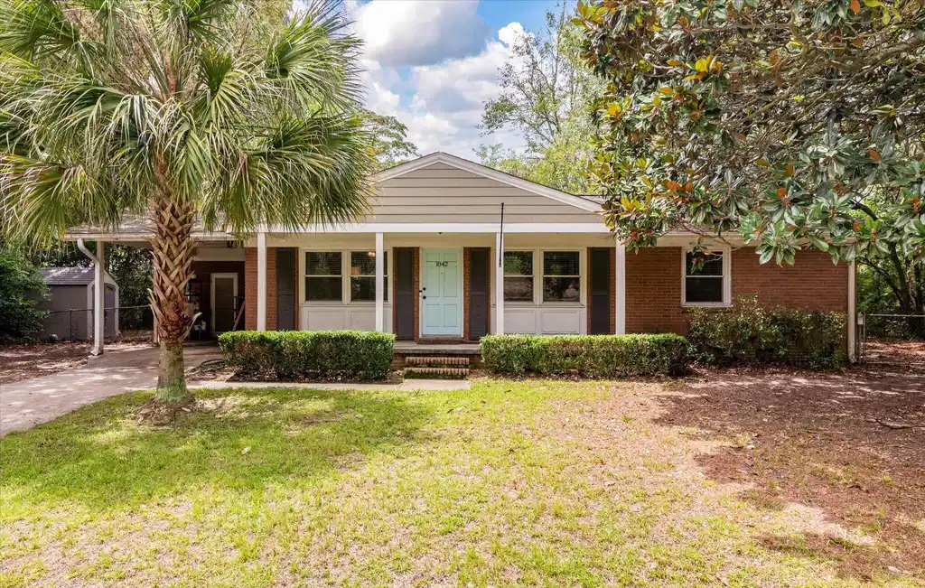 Image 1: 01-1842 Gippy_e_Lowcountry_Exposure-8