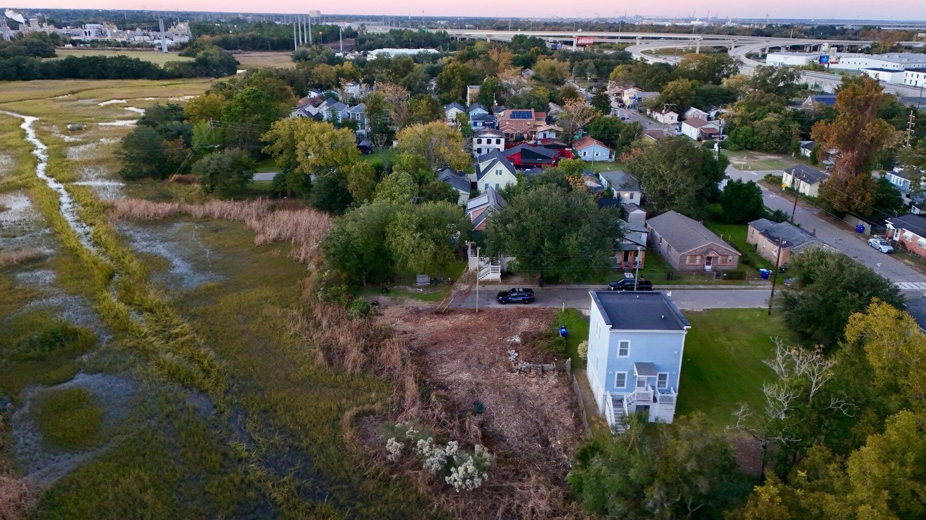 Image 4: 2311 Peonie St View