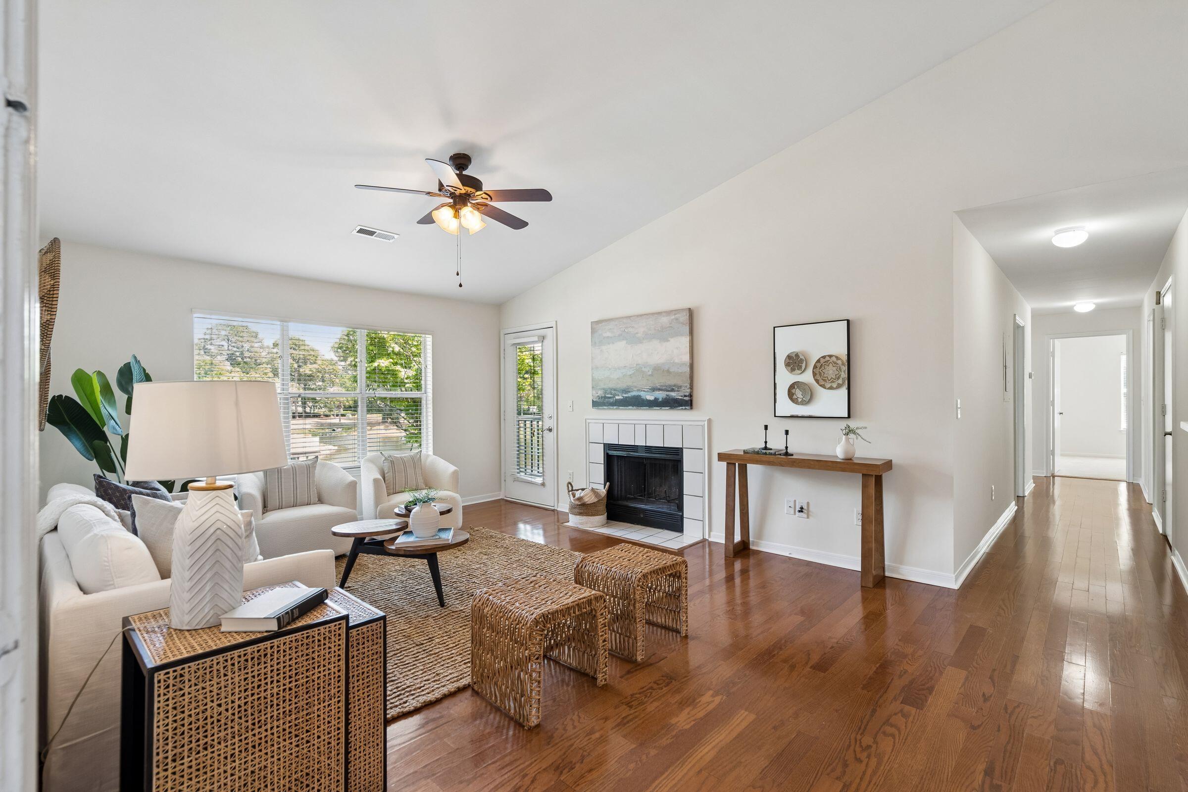 Image 3: Living Room