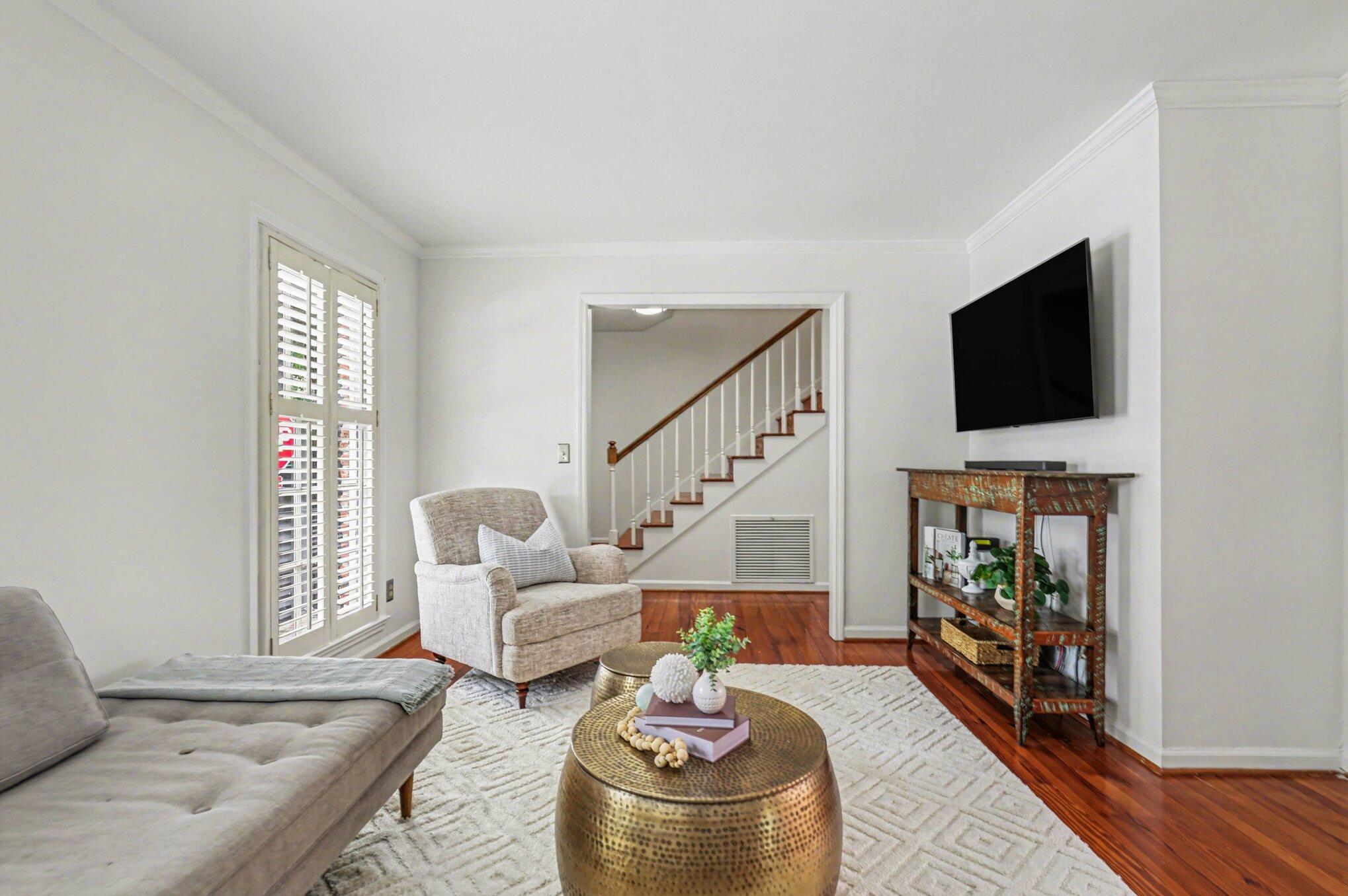 Image 4: Living Room
