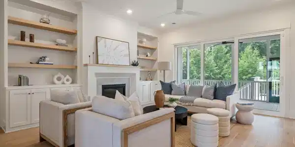 Image 4: Living Room