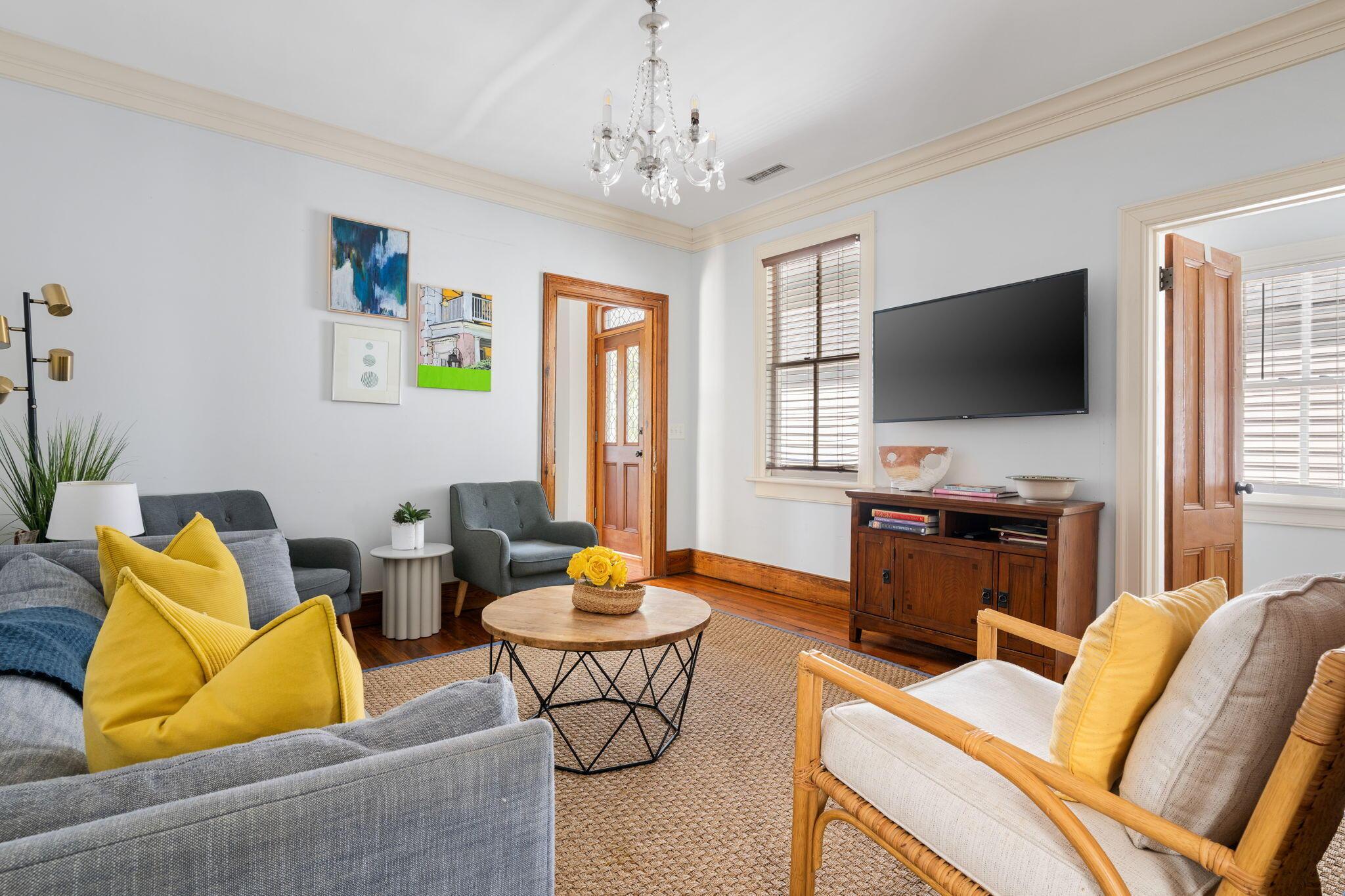 Image 2: Unit B living room
