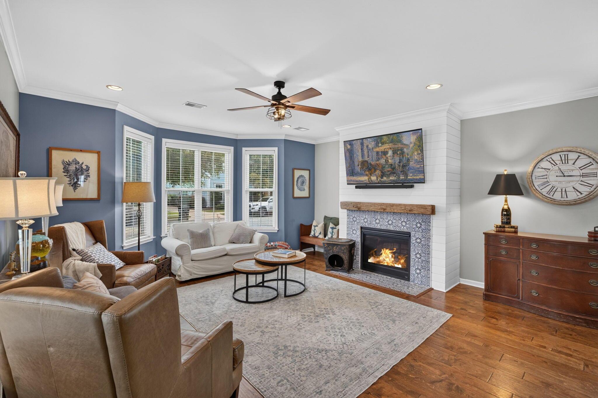 Image 4: Living Room