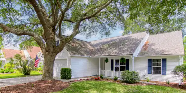 Image 2: 1264CenterLakeDr